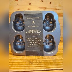 Williams Sonoma Halloween Skull Cakelet Pan - Six Petite Skulls Cakes